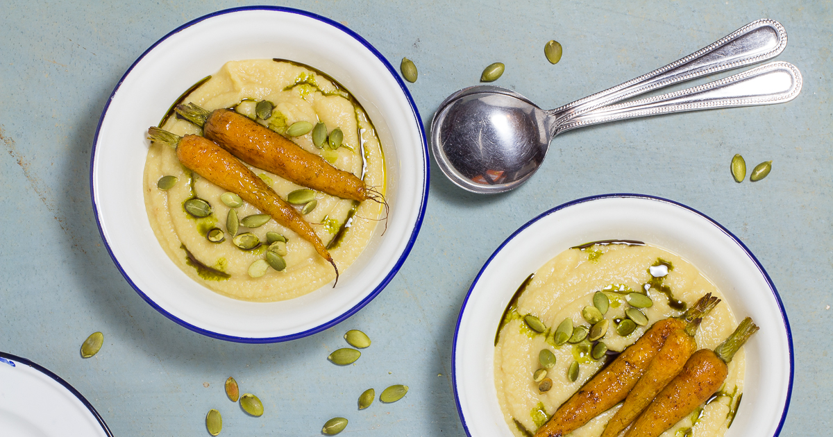 Carote arrostite su crema di ceci con olio di semi di zucca
