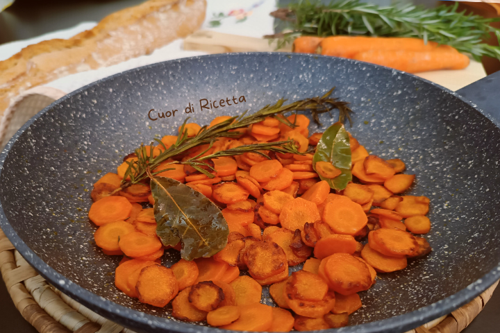 Carote in padella con rosmarino
