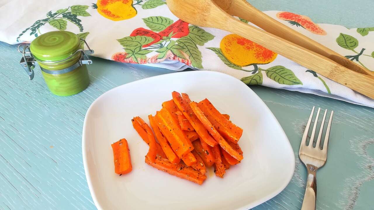 Carote stick speziate al forno, dolci e colorate
