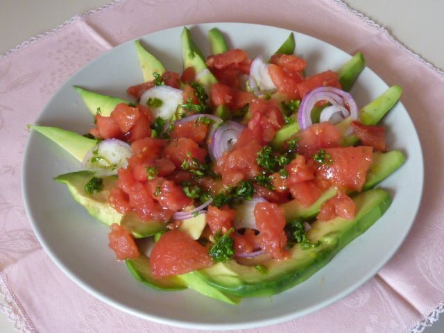 Carpaccio di avocado e pomodori