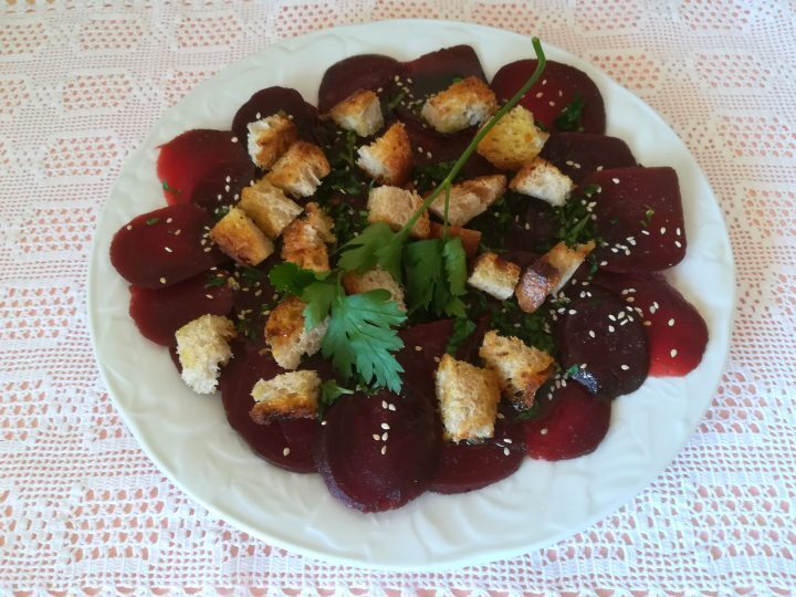 Carpaccio di barbabietola con crostini ed erbette aromatiche