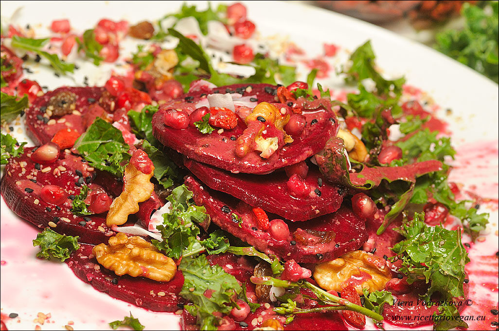 Carpaccio di barbabietola rossa, kale e rucola