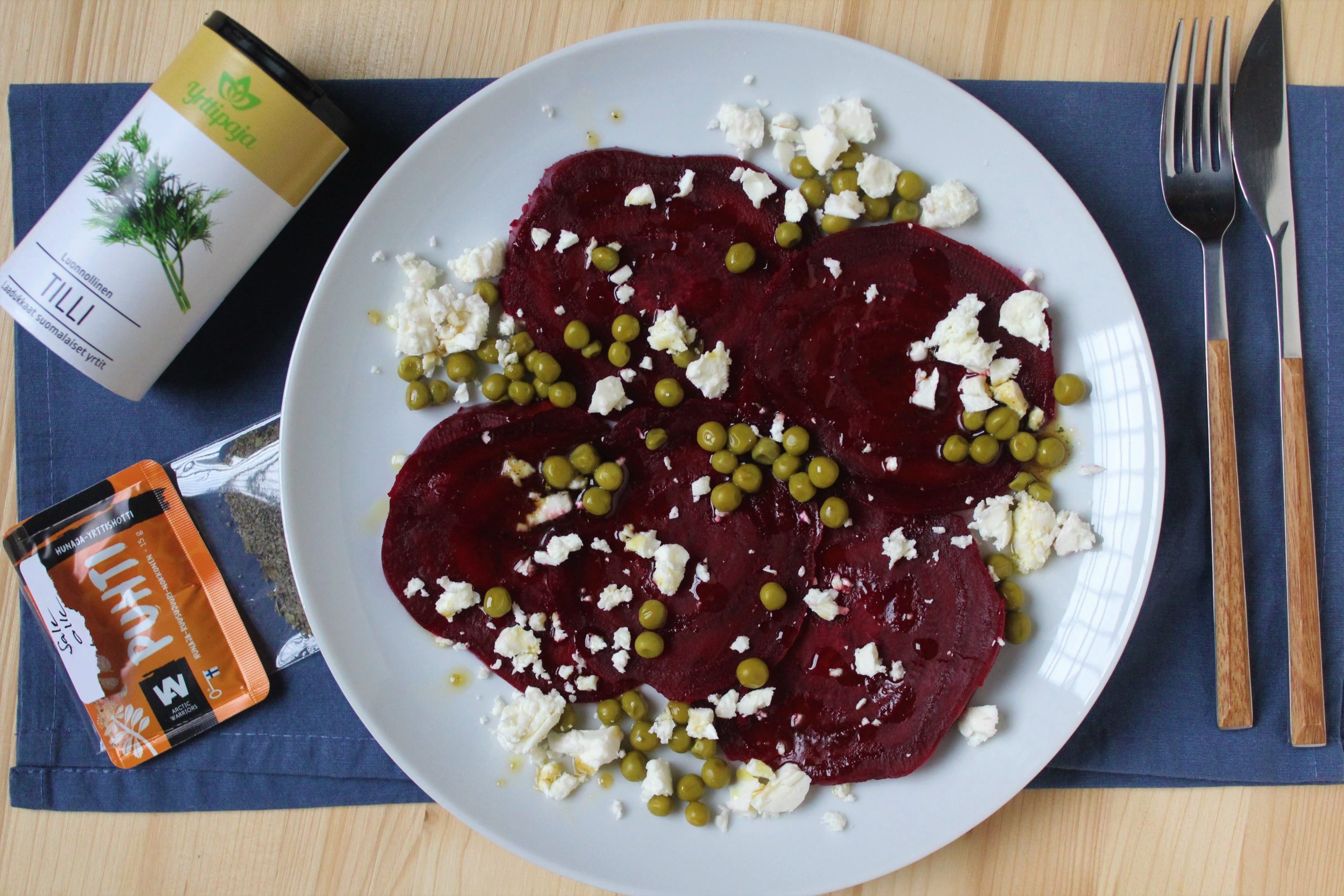 Carpaccio di barbabietole con caprino e piselli
