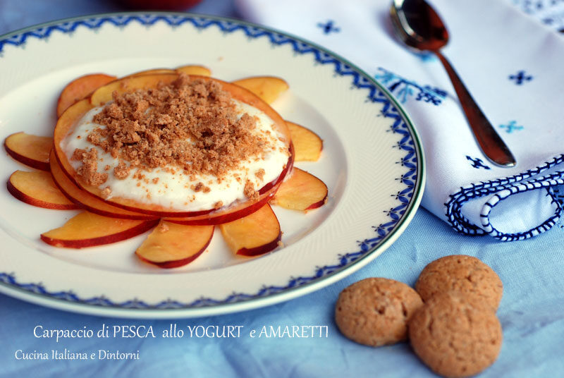 Carpaccio di pesca con yogurt greco e amaretti