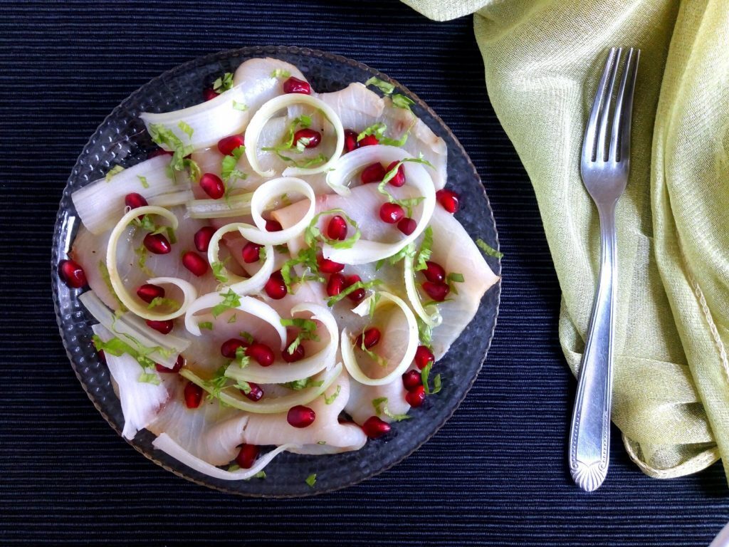 Carpaccio di pesce spada affumicato con sedano e melograno