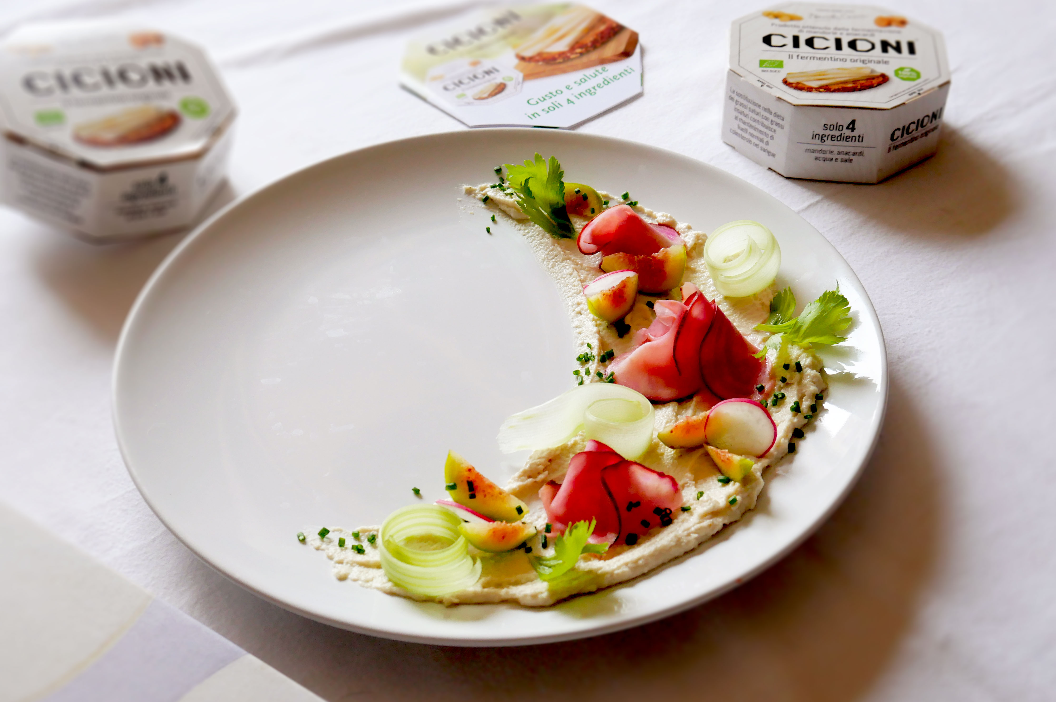 Carpaccio di rapa rossa guarnito con “cicioni”fermentino, fichi e verdure croccanti