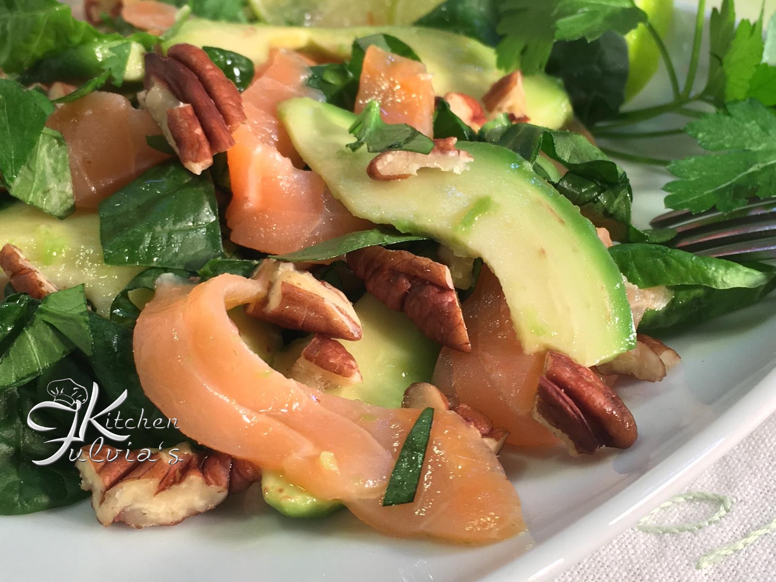 Carpaccio di salmone affumicato, avocado, spinaci e noci pecan