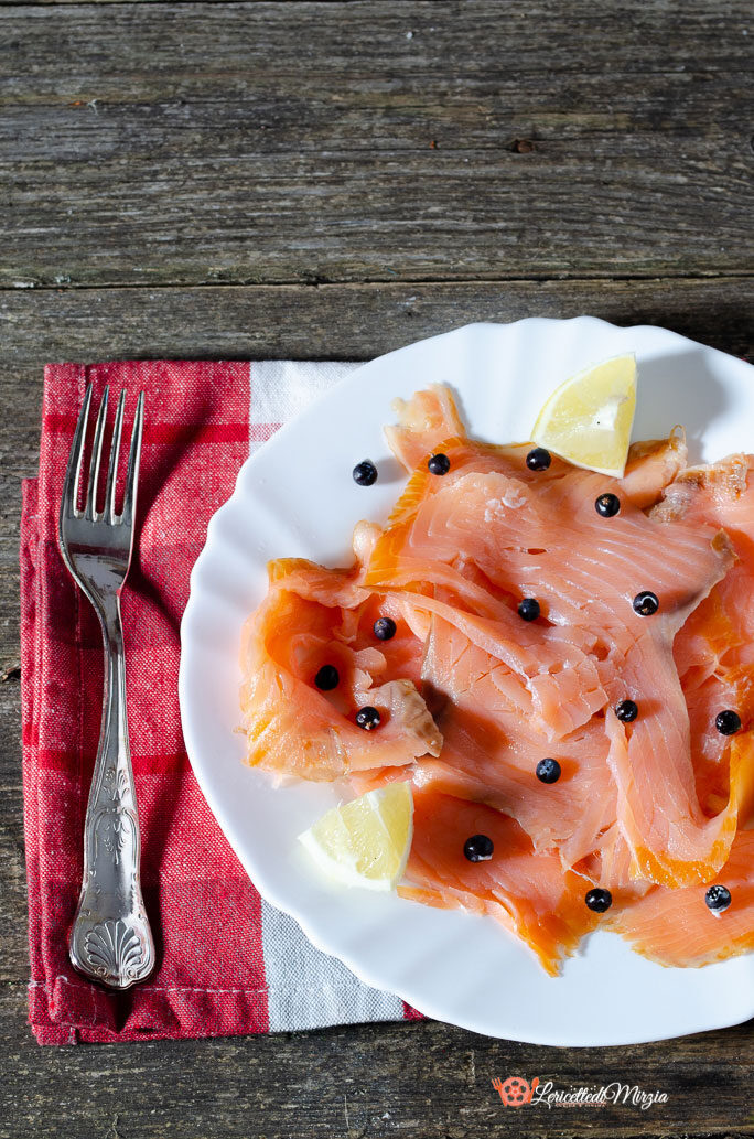 Carpaccio di salmone affumicato con ginepro