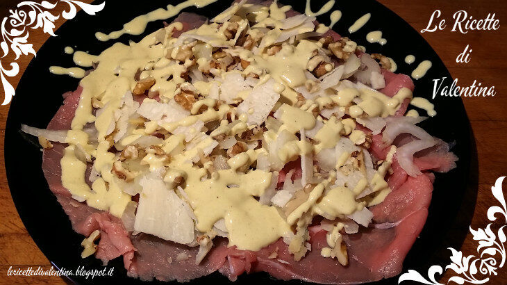Carpaccio di vitello con sedano noci e parmigiano reggiano, con dressing alla senape e yogurt