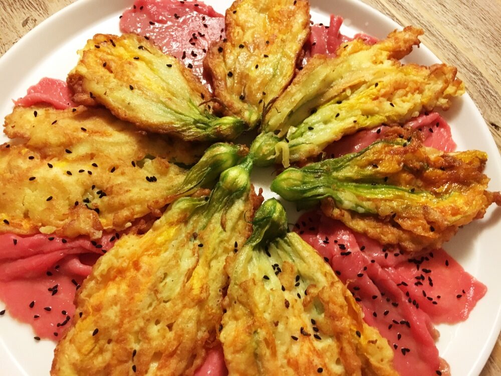 Carpaccio saporito con i fiori di zucca: piatto unico coloratissimo!