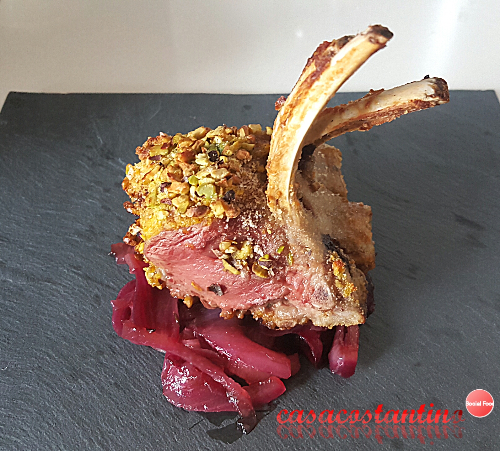 Carré d’agnello in crosta di pistacchi su agrodolce di tropea
