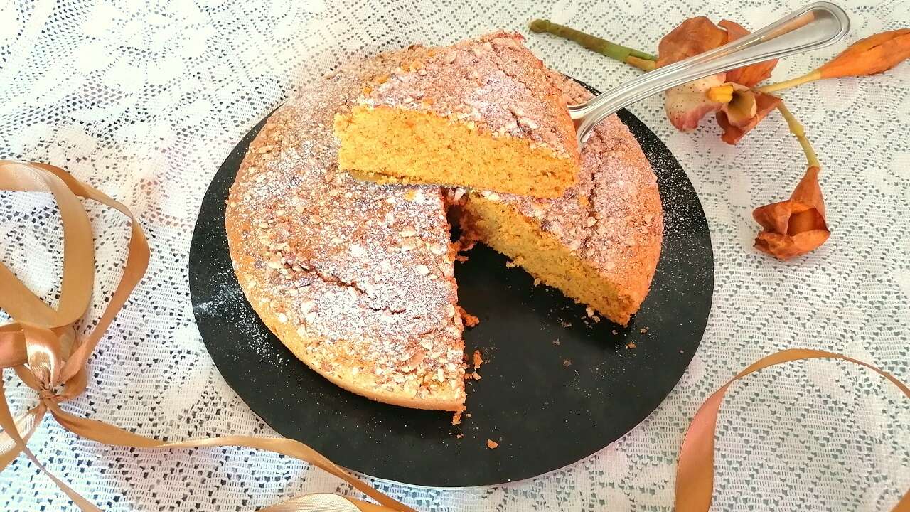 Carrot cake alle mandorle tostate gluten free: con e senza bimby