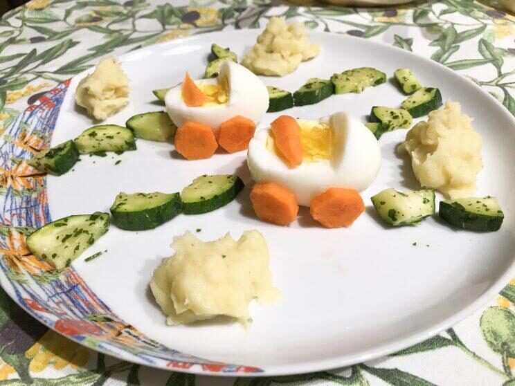 Carrozzine di uova su una strada di zucchine