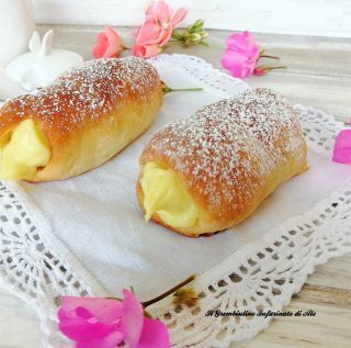 Cartocci lievitati alla crema pasticcera