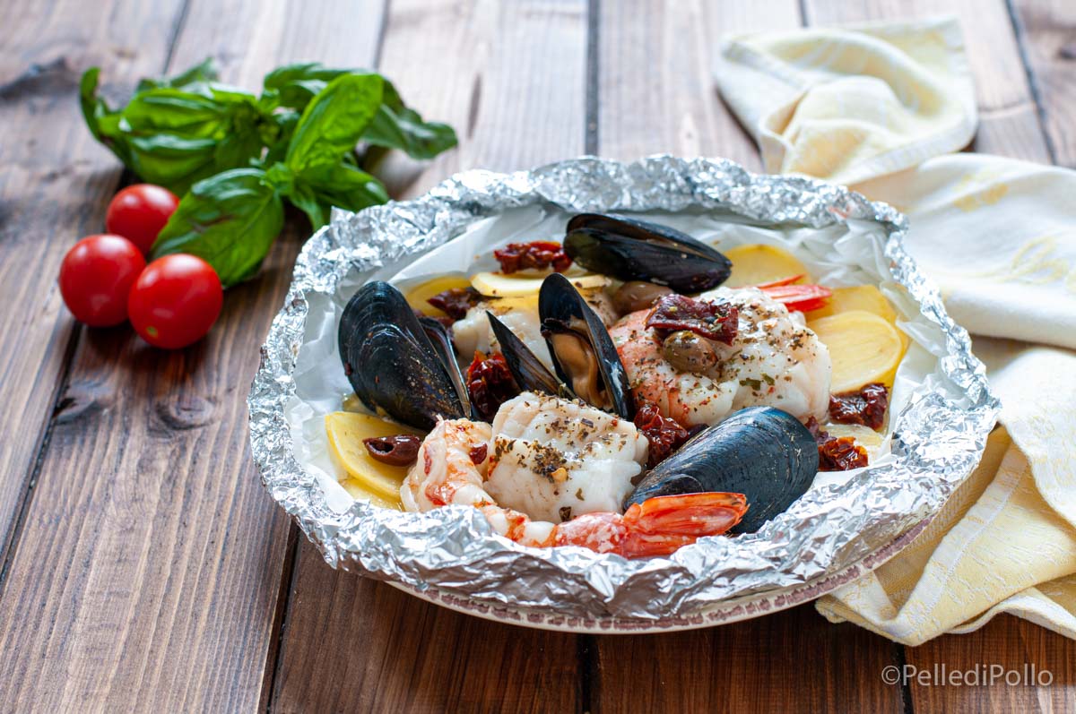 Cartoccio di pesce con gamberi e cozze