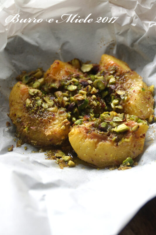 Cartoccio di pesche, alla vaniglia e pistacchio