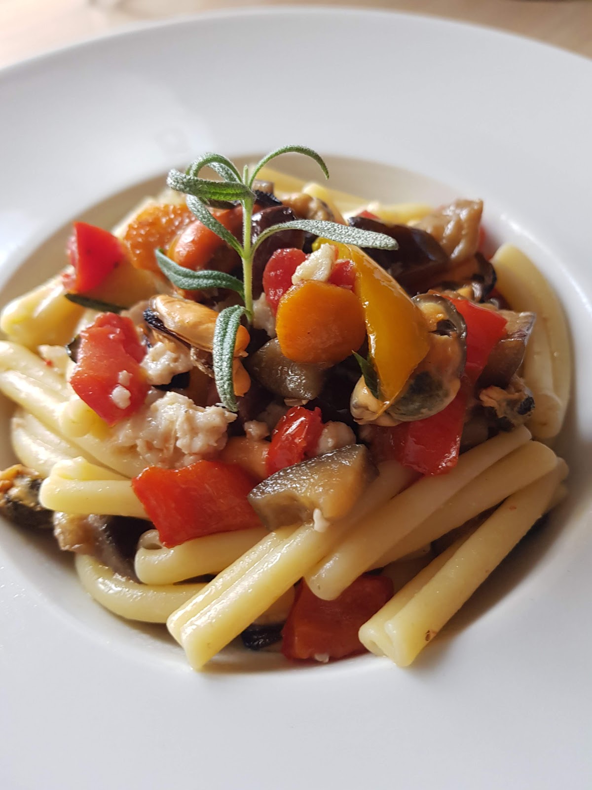 Casarecce con caponatina di verdure, cozze e polpa di orata