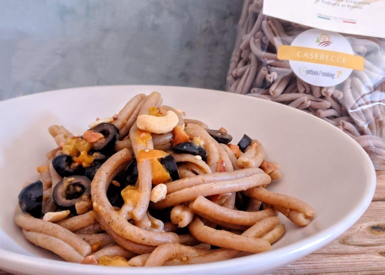 Casarecce con datterino giallo, olive nere e anacardi