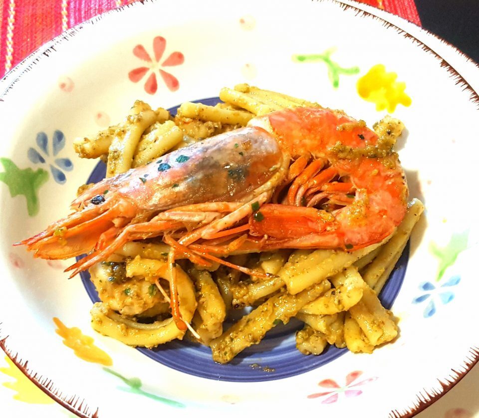 Casarecce con pesto di pistacchi e gamberoni