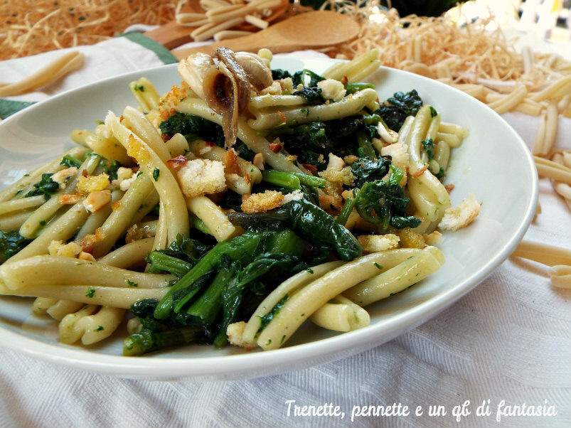 Casarecci con ramoracce, pane e anacardi tostati
