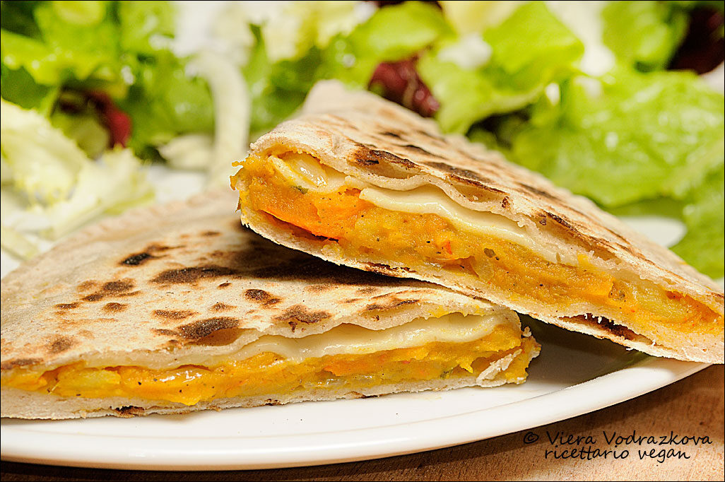Cascione ripieno di zucca,patate e slices gusto Cheddar