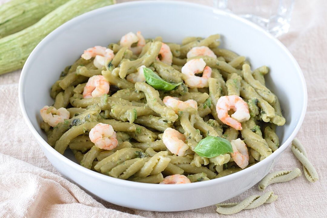Caserecce al pistacchio con crema di zucchine e gamberetti