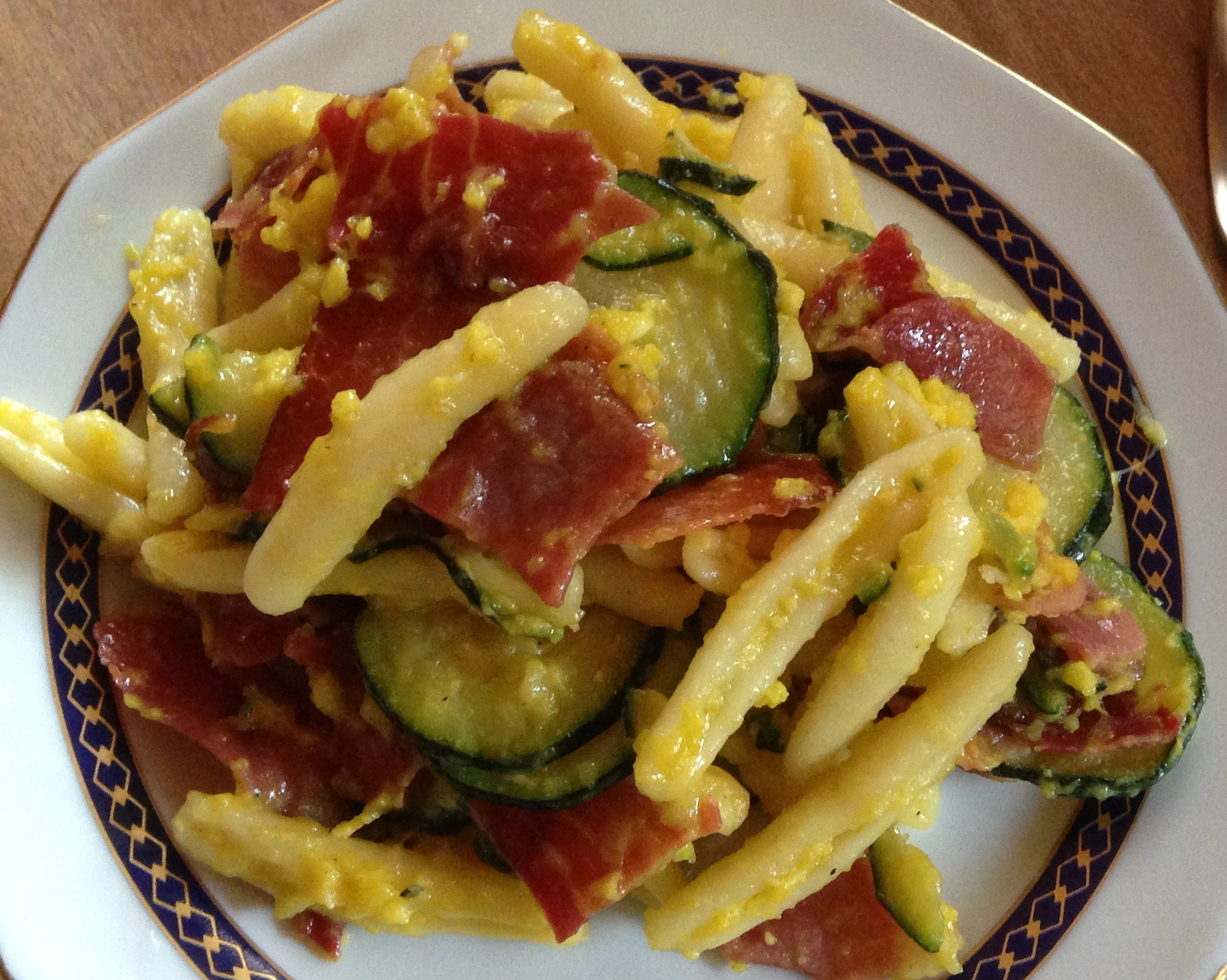 Caserecce alla crema di uovo con zucchine e prosciutto crudo
