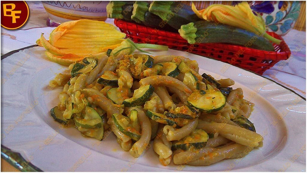 Caserecce con crema di zucchine e fiori di zucca