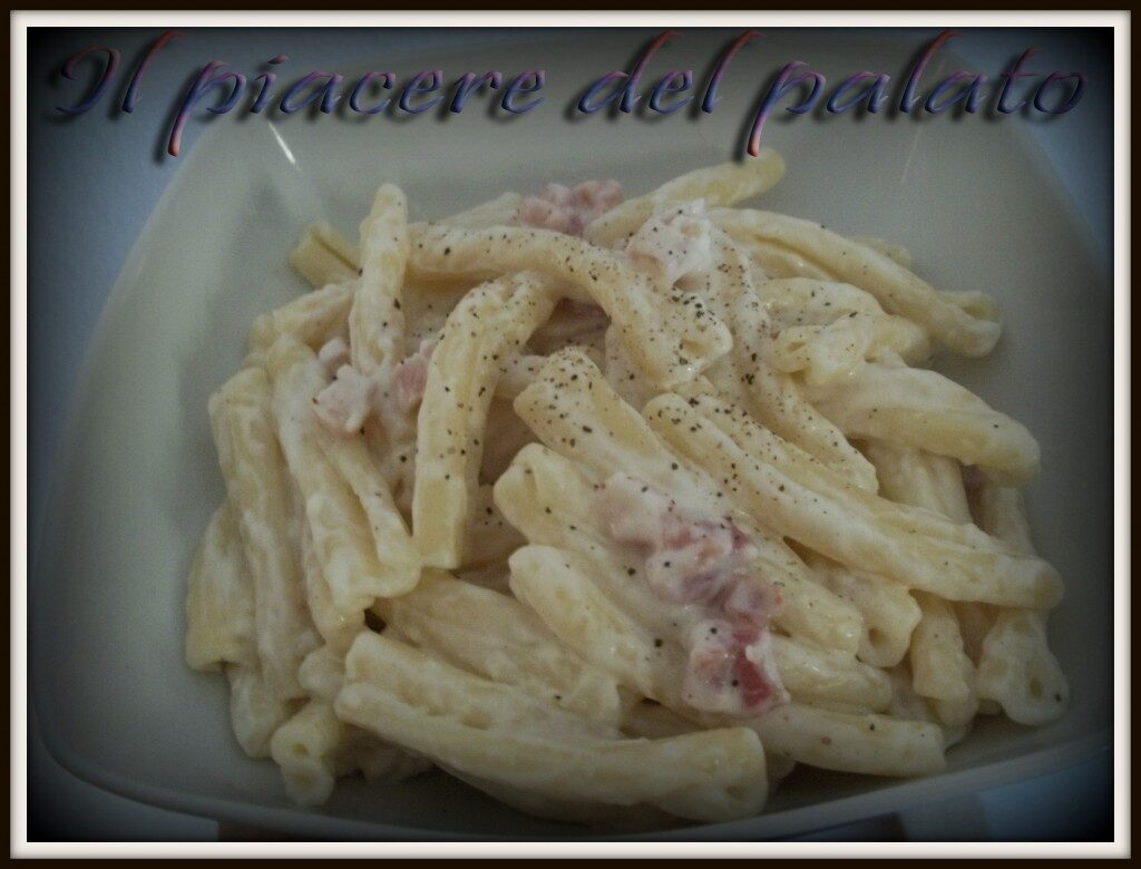 Caserecce con pancetta e formaggio cremoso