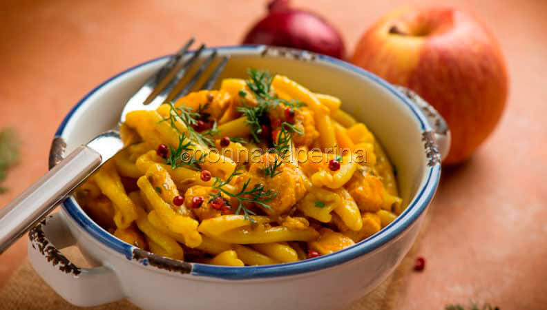 Caserecce con salmone, mela e curcuma : decisamente alternativo