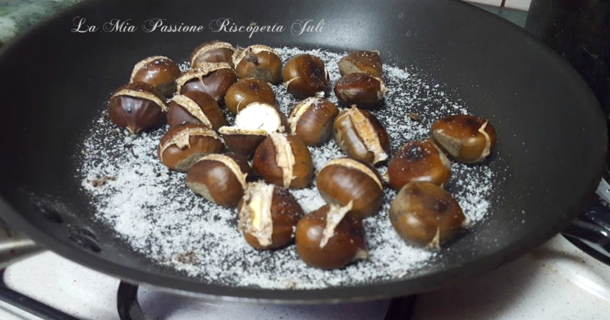 Castagne cotte in padella con sale