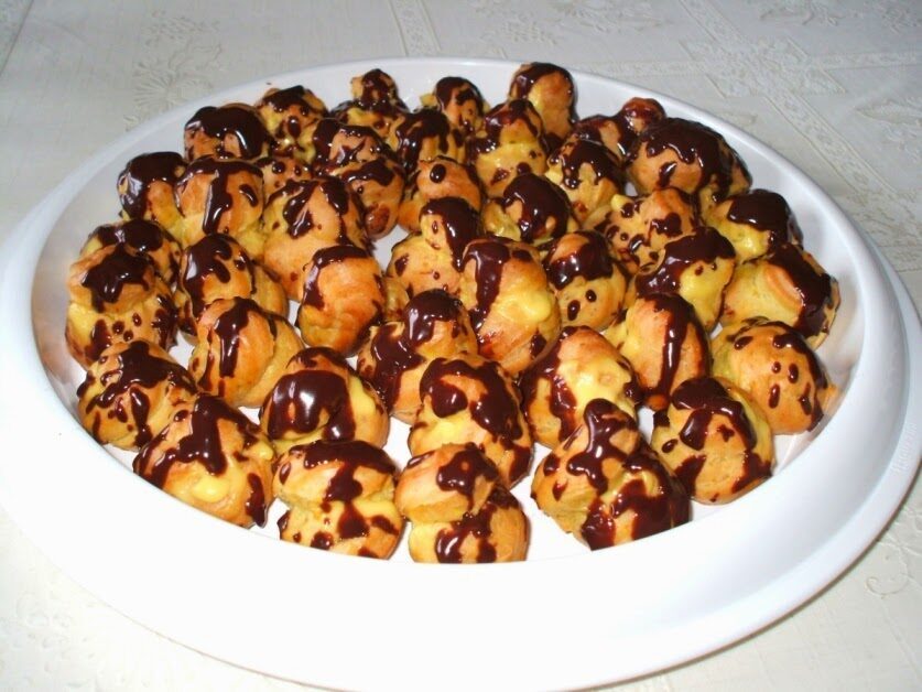 Castagnole al forno o fritte ripiene di crema per carnevale
