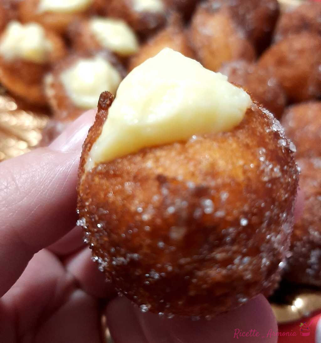 Castagnole allo yogurt greco con crema pasticcera