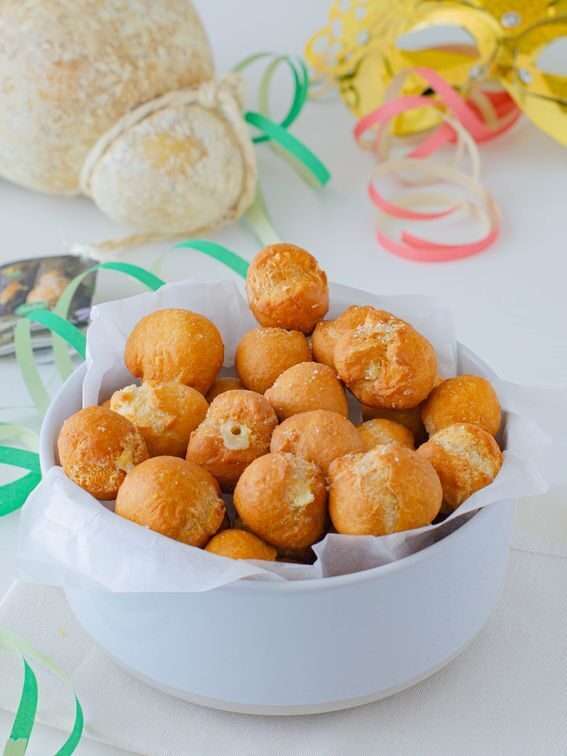 Castagnole salate ripiene di caciocavallo di grotta deliziosa.