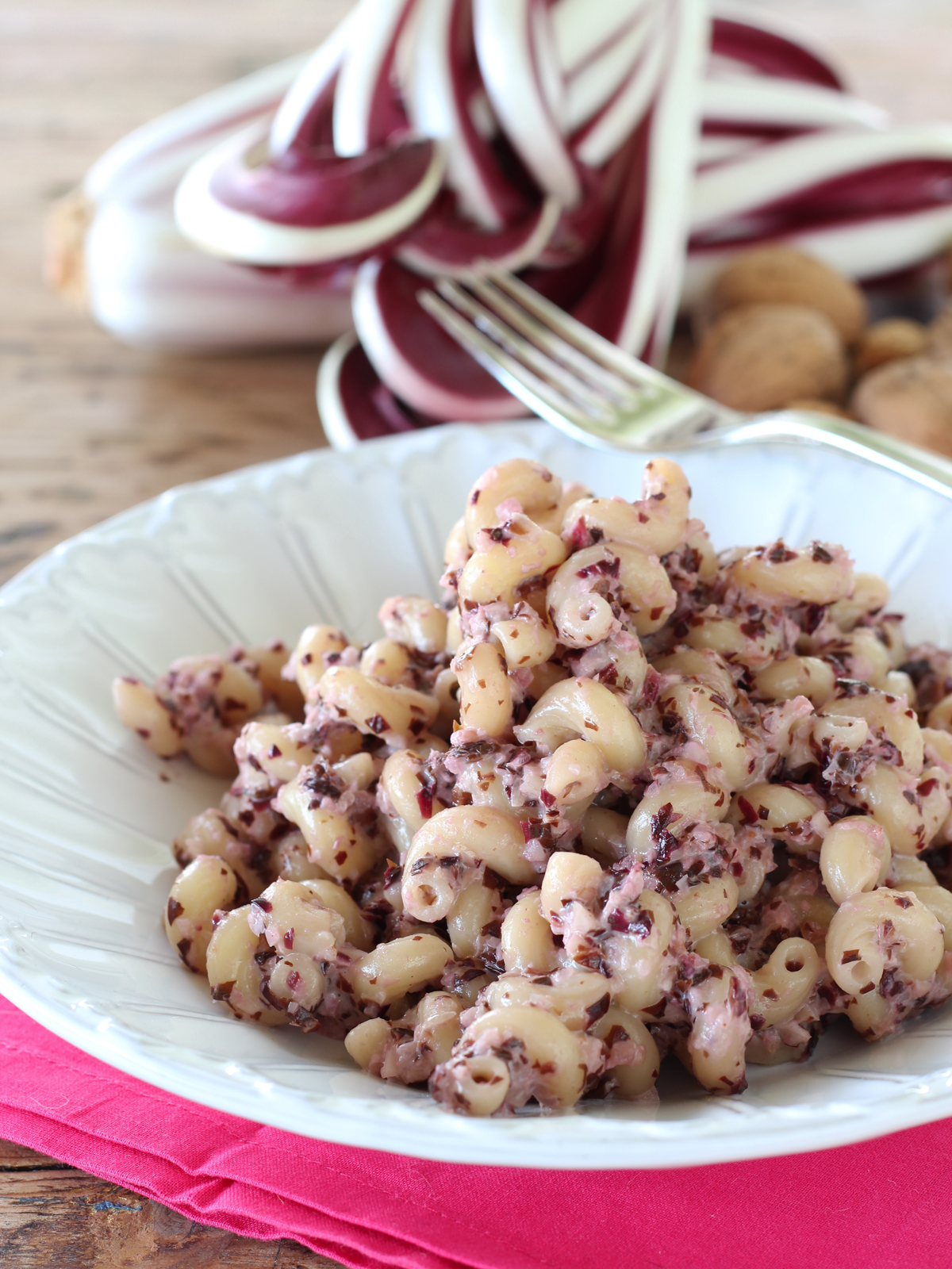 Cavatappi con pesto di radicchio e frutta secca