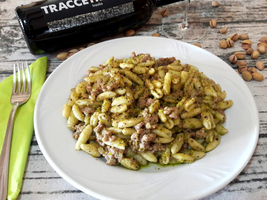Cavatelli con salsiccia e pesto di pistacchi