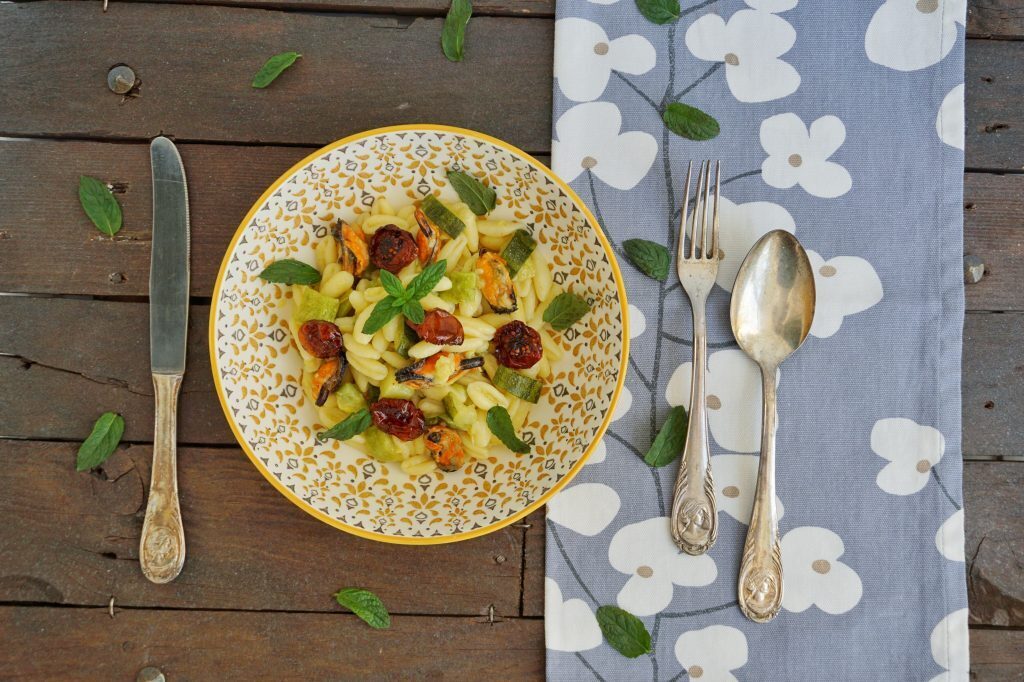 Cavatelli con zucchine, cozze e pomodori secchi