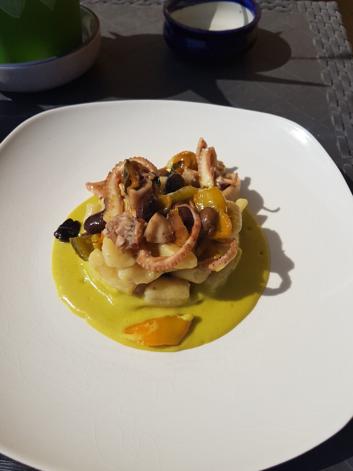 Cavatelli su vellutata di peperoni con moscardini, peperoni saltati e olive taggiasche