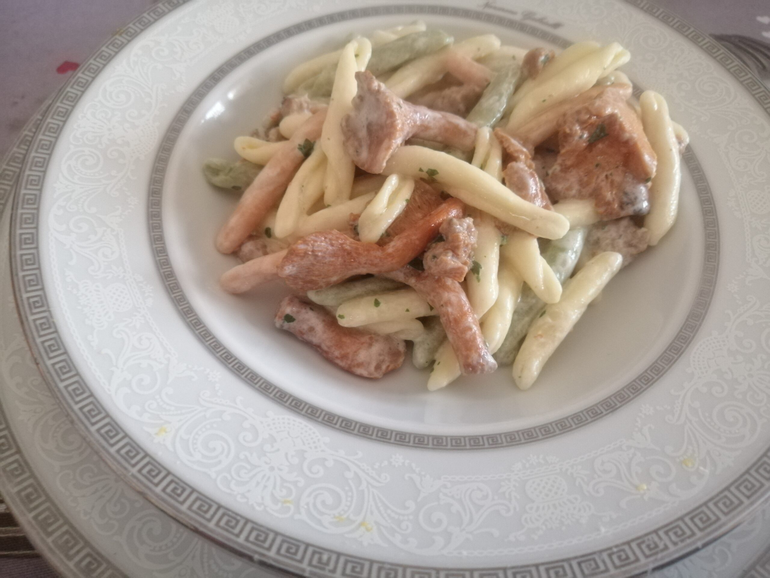 Cavatelli tricolori con finferli e salsiccia