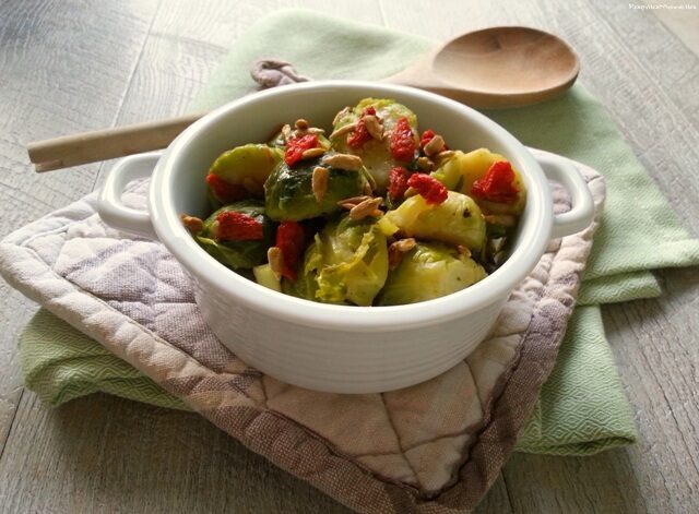 Cavoletti di bruxelles light al vapore con goji e girasole