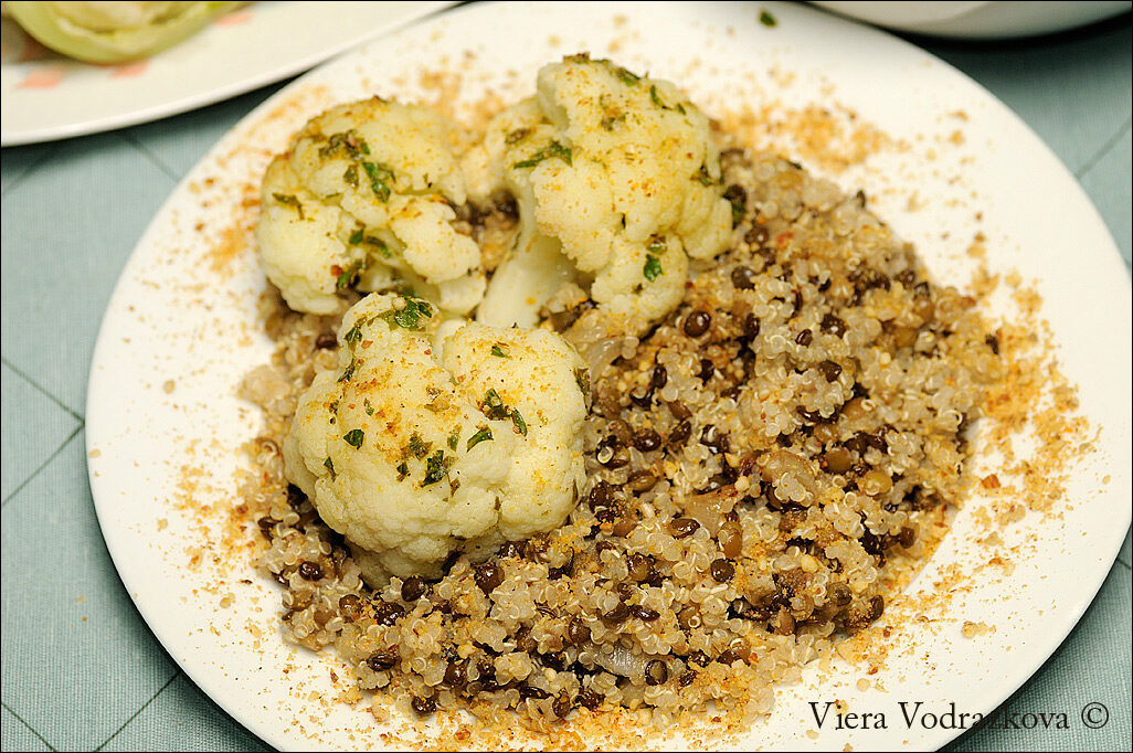 Cavolfiore al vapore con quinoa e lenticchie