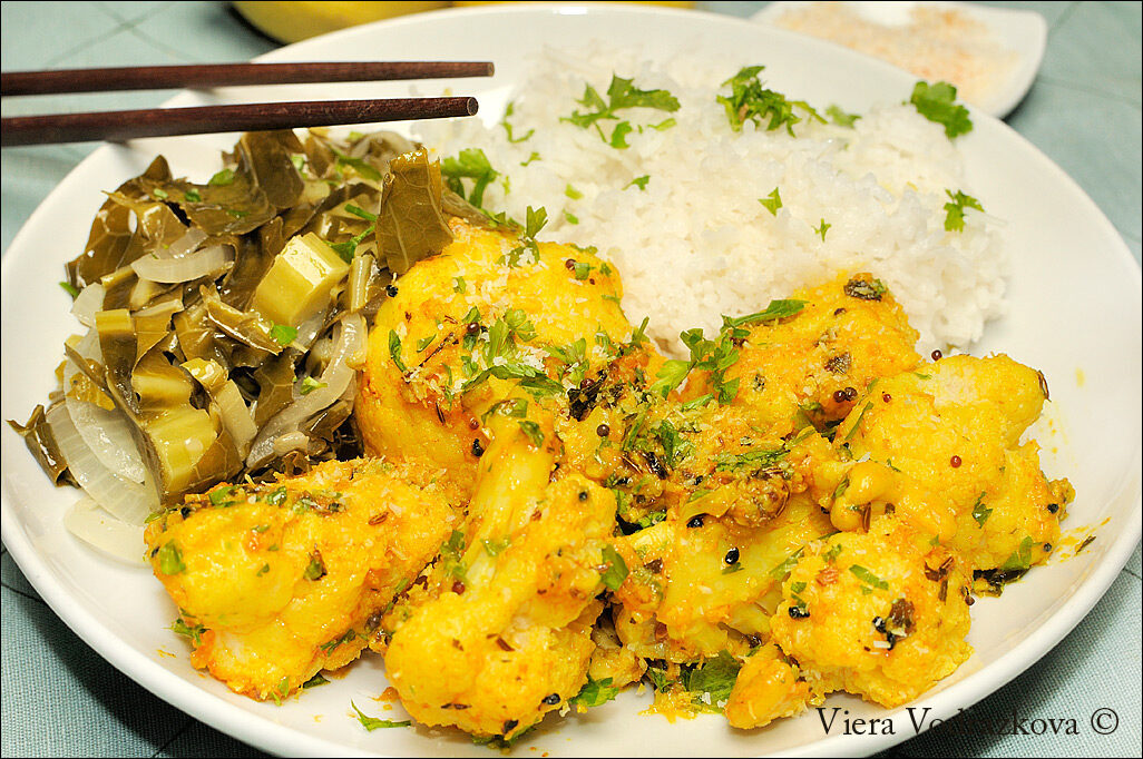 Cavolfiore speziato con basmati e foglie riciclate