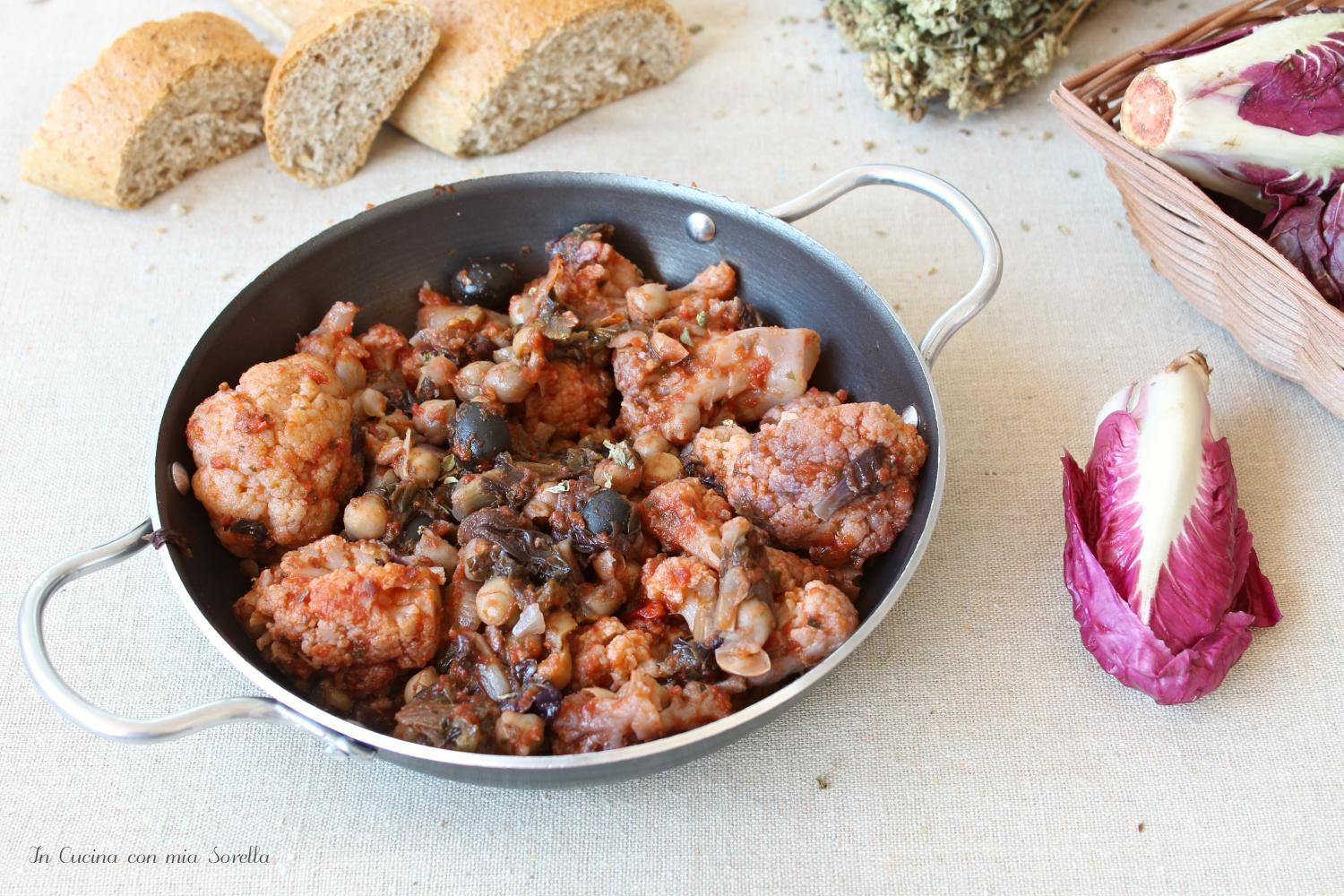 Cavolfiore stufato con ceci e radicchio
