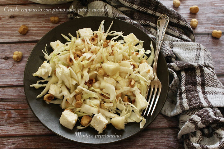 Cavolo cappuccio con primo sale, pere e nocciole