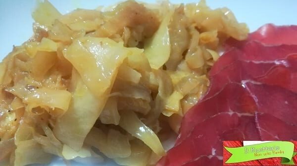 Cavolo cappuccio stufato: pochi ingredienti per una ricetta versatile
