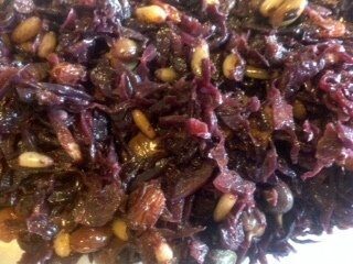 Cavolo rosso in padella con uvetta, pinoli, capperi e olive