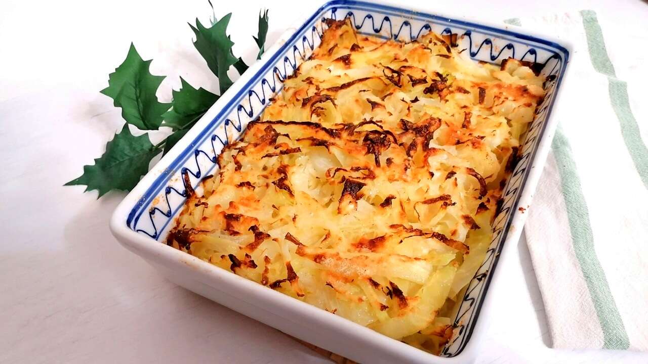 Cavolo verza al forno, gustoso e al formaggio