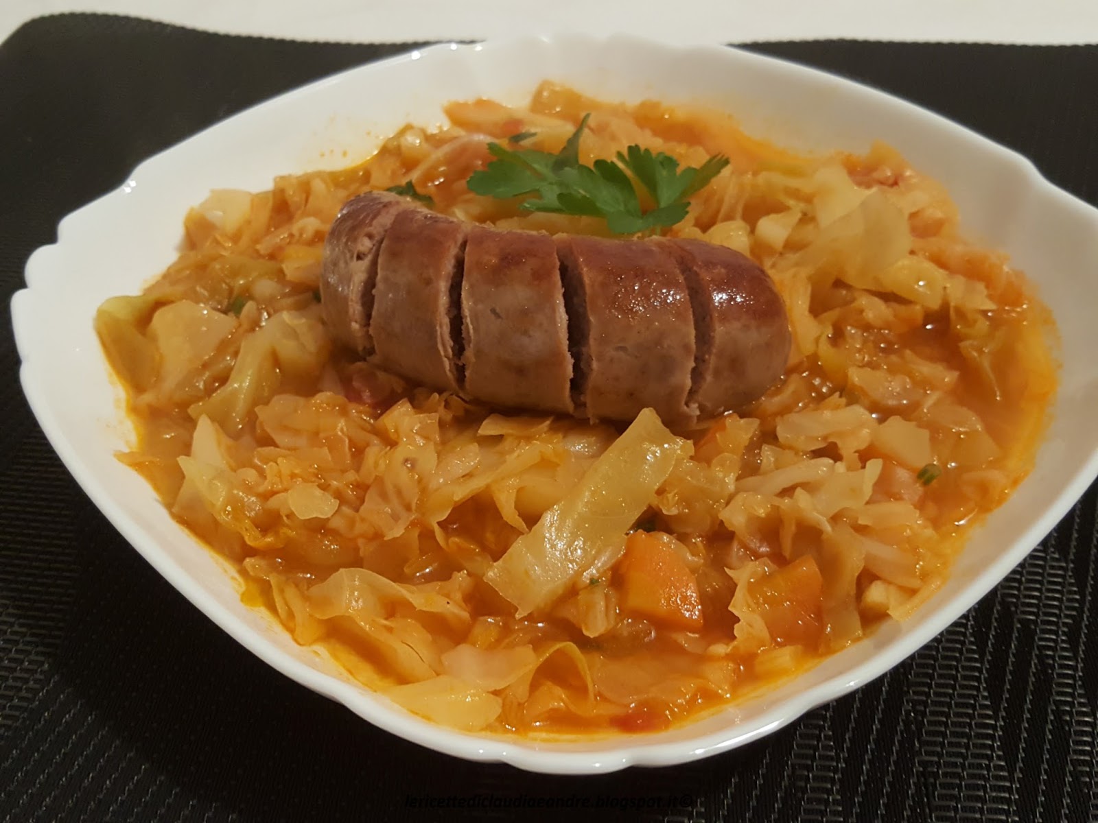 Cavolo verza al pomodoro con salsiccia