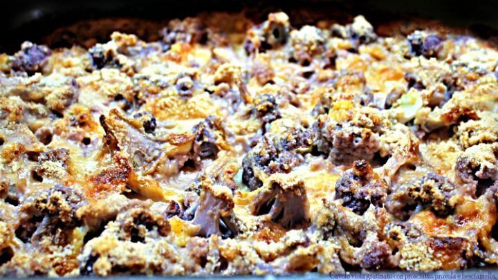 Cavolo viola gratinato con prosciutto, provola e besciamella.