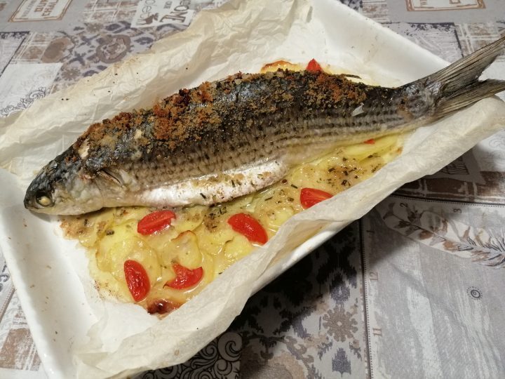 Cefalo al forno con patate e pomodorini